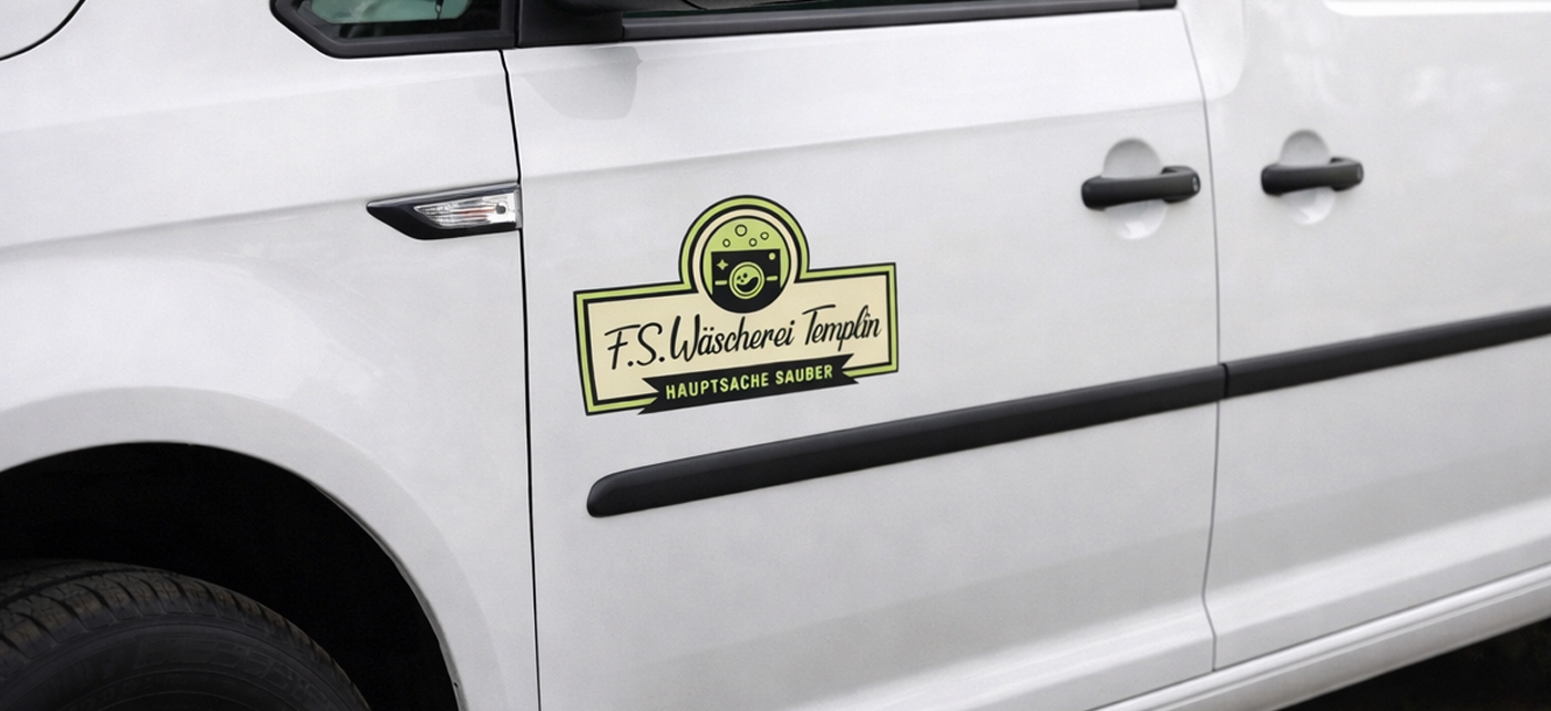 Ein weißer Transporter mit dem Logo der F. S. Wäscherei Templin